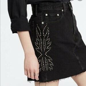 🆕 Levi’s high-rise deconstructed skirt